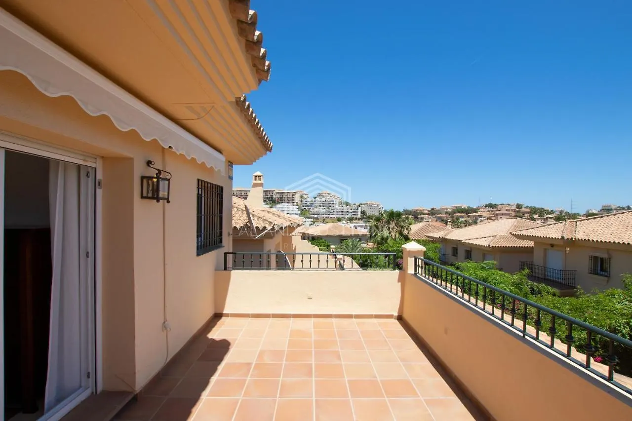 Spacious Perfectly Maintained House With Private Garden And Communal Pool In Riviera Del Sol Villa Malaga
