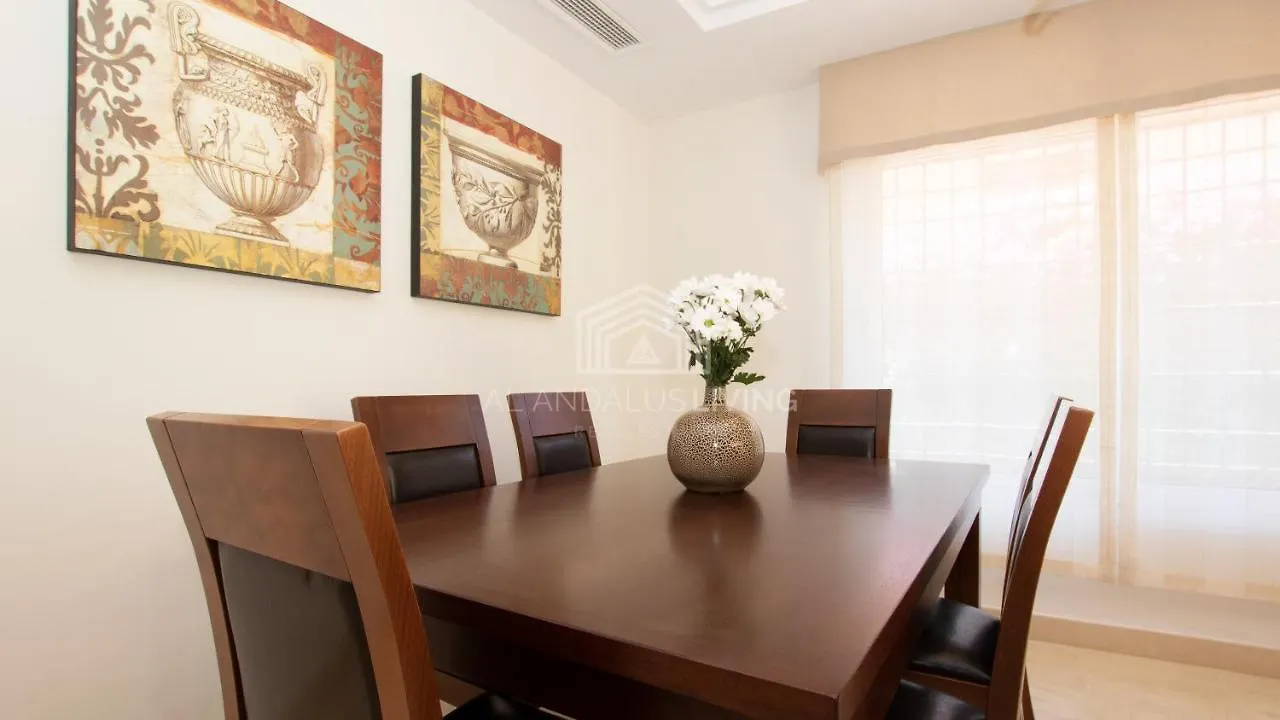 Spacious Perfectly Maintained House With Private Garden And Communal Pool In Riviera Del Sol Villa Malaga