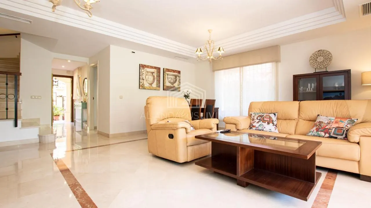 Spacious Perfectly Maintained House With Private Garden And Communal Pool In Riviera Del Sol Villa Malaga