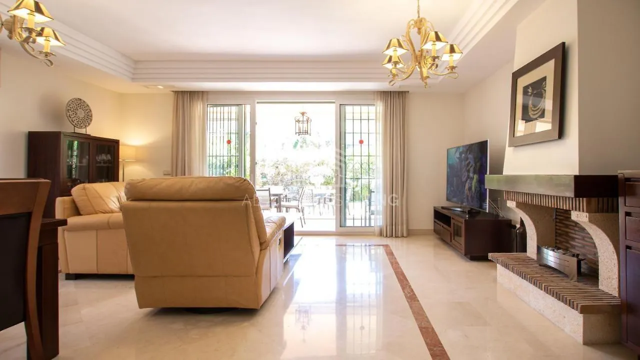 Spacious Perfectly Maintained House With Private Garden And Communal Pool In Riviera Del Sol Villa Malaga